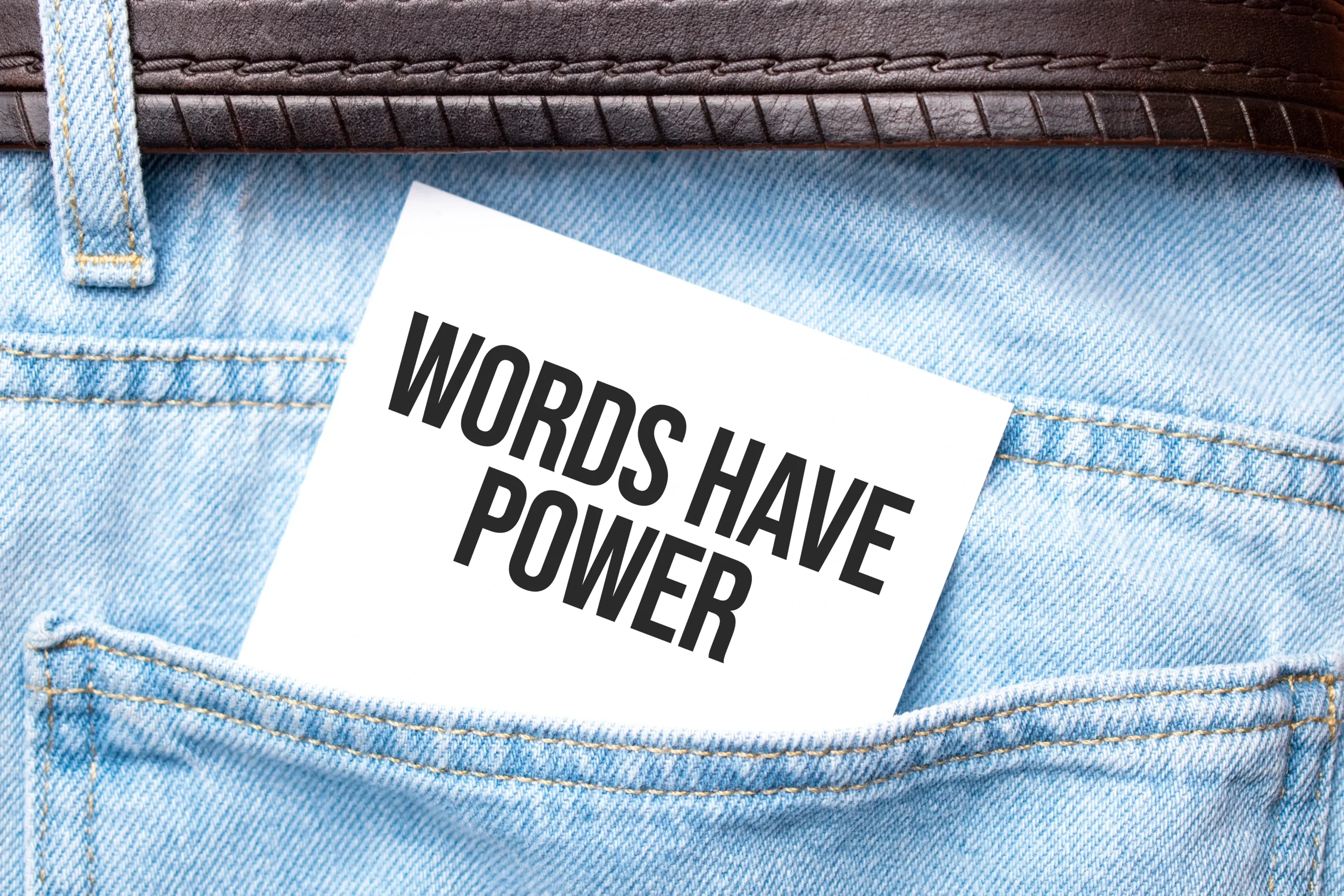 Words have power - Lapp som sticker upp från en jeansficka