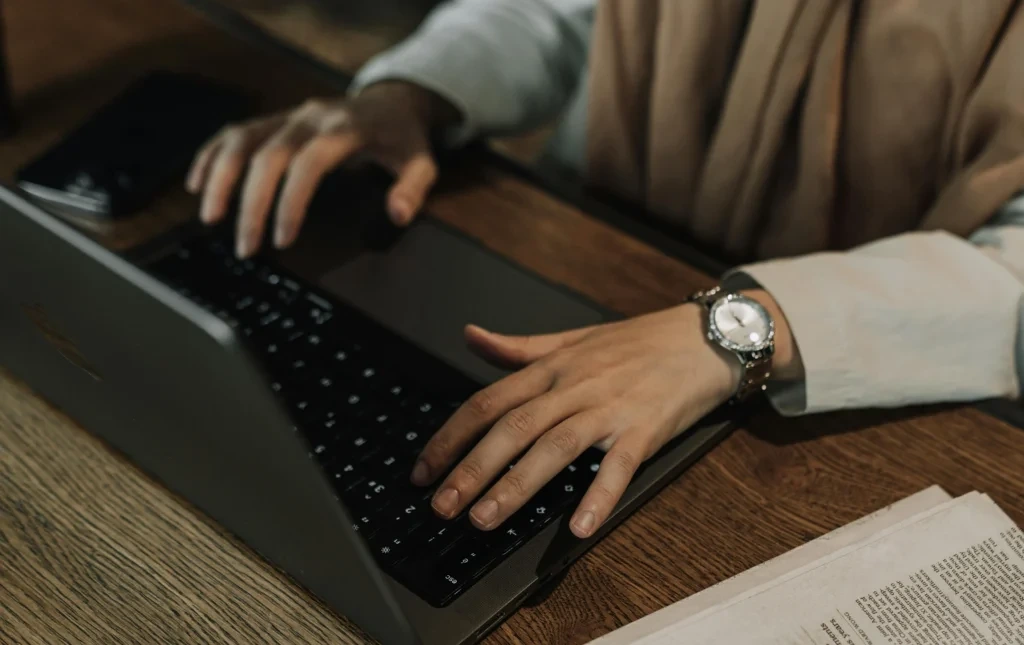 Språkbolaget tipsar om flerspråkiga webbplatser. Tangentbord och händer som skriver på dator.